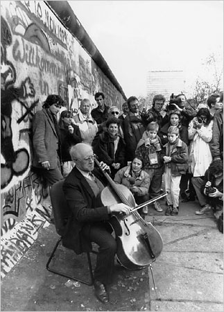 Rostropovich_at_the_Wall.jpg